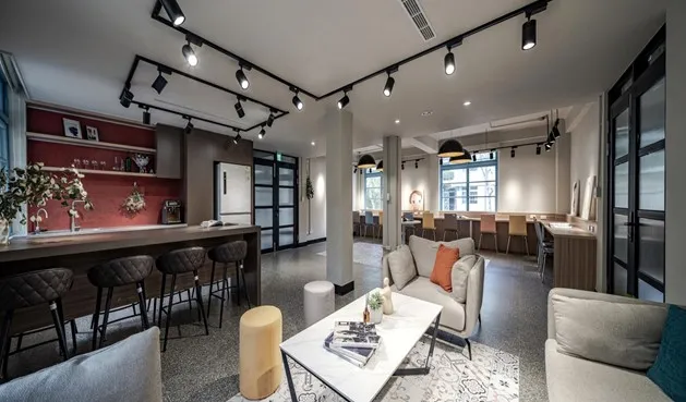 國發會打造中興新村成為創生基地，以「空間再生 × 青年創業 × 地方創生」為主軸，推動這座歷史聚落轉型為創業基地。國發會提供