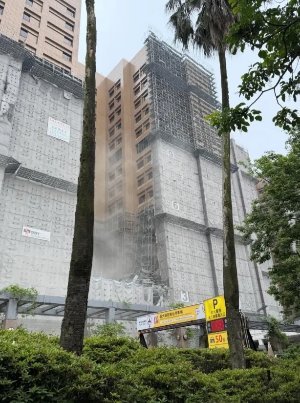 台大醫院外牆工程鷹架掉落。翻攝畫面