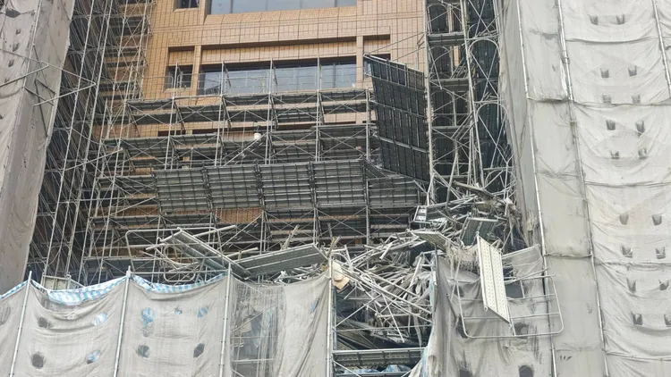 台大醫院外牆更新補強的鷹架突然倒塌，造成一台經過的車輛引擎蓋受損。民眾提供