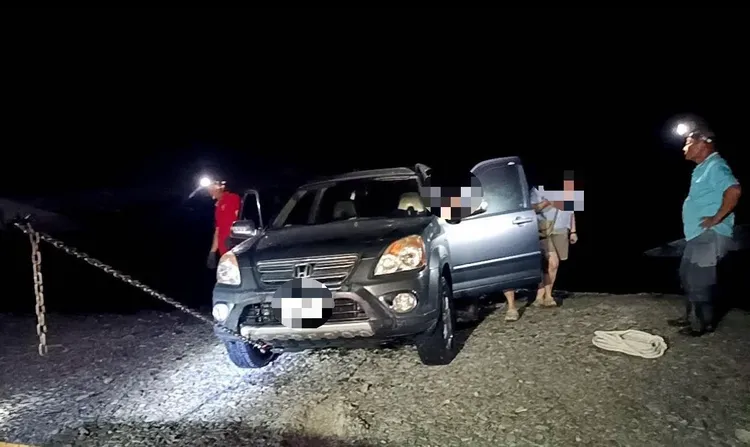 枋寮警方出動拖吊車，利用鐵鍊多次調整方位，順利將車輛拖離溪中。翻攝畫面