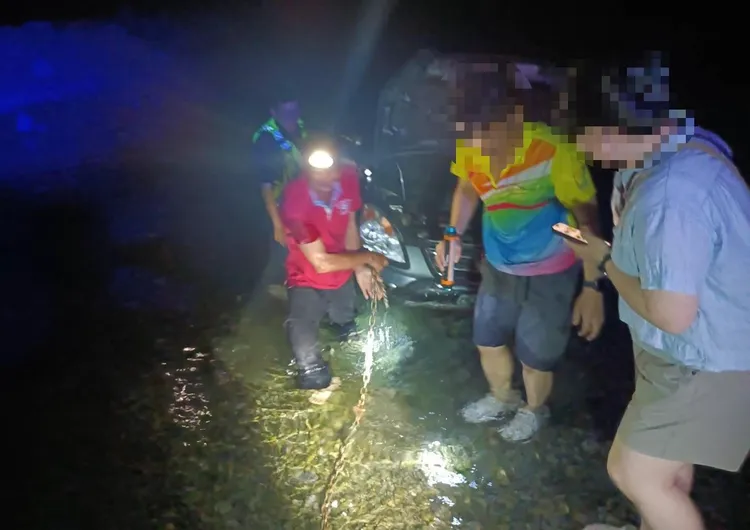 枋寮警方出動拖吊車，利用鐵鍊多次調整方位，順利將車輛拖離溪中。翻攝畫面