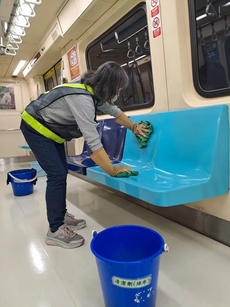 北捷寵物列車進行清消。台北捷運提供