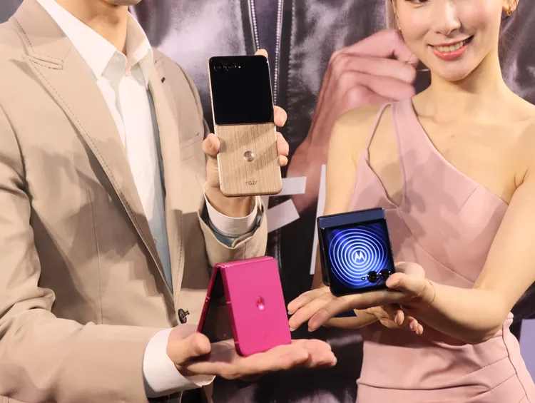 razr 60 Ultra棕有著木質紋路特殊設計感。趙筱文攝