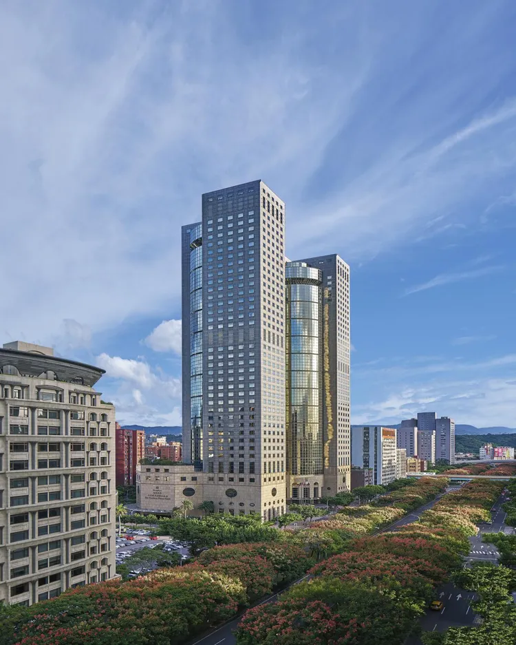 台北遠東香格里拉以亞洲式熱情好客的待客之道，接待過無數國際政要、外交使節、企業領袖、好萊塢巨星以及國內外知名明星與球星等，深受全球旅客青睞。台北遠東香格里拉提供