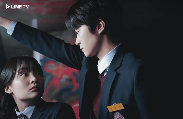 孔明（右）劇中是金敏荷的初戀。LINE TV提供