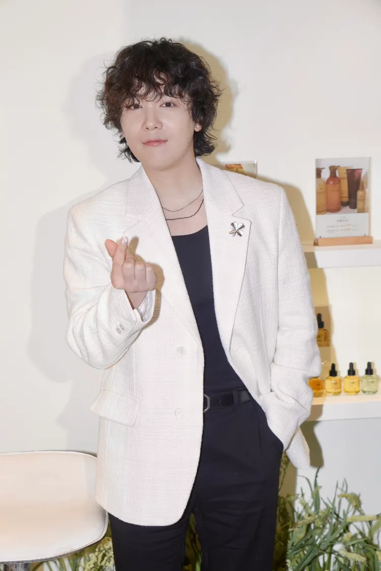 李洪基快閃3分鐘出場拍照。攝影中心攝