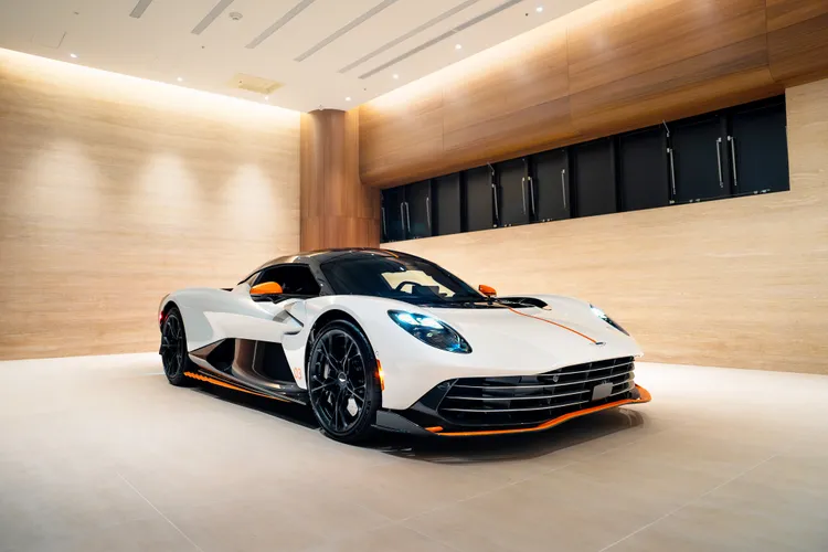Valhalla是Aston Martin首款量產中置引擎超跑及插電式混合動力車型，搭載Aston Martin史上最強勁的4.0升V8平面曲軸雙渦輪增壓引擎，並具備純電續航能力。業者提供