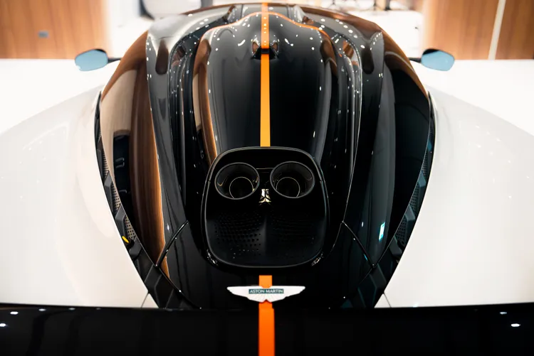 Valhalla採用4.0升雙渦輪增壓V8引擎，搭配三具電動馬達，總輸出高達1079PS與1100Nm的強勁動力，0-100 km/h加速僅需2.5秒。業者提供