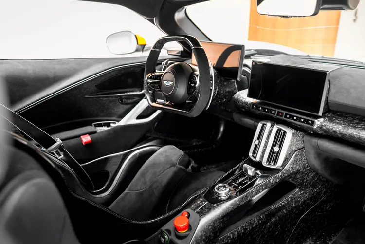 Valhalla特製專屬儀表板，能即時顯示駕駛路況與賽道所需的重要資訊，如同賽車般圖像式的時速、轉速錶與換檔指示燈。業者提供