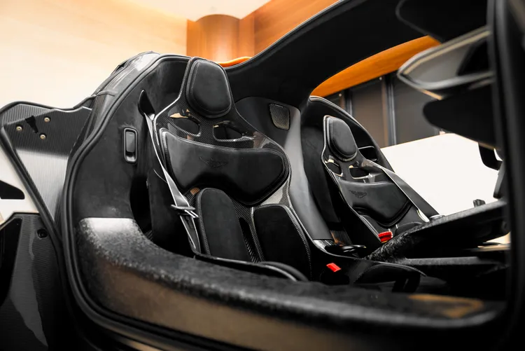 Valhalla採用專屬單體式碳纖維座艙，由Aston Martin Performance Technologies (AMPT)獨家設計開發，運用F1頂尖賽事領域的專業知識與技術，結合最先進的複合材質打造。業者提供