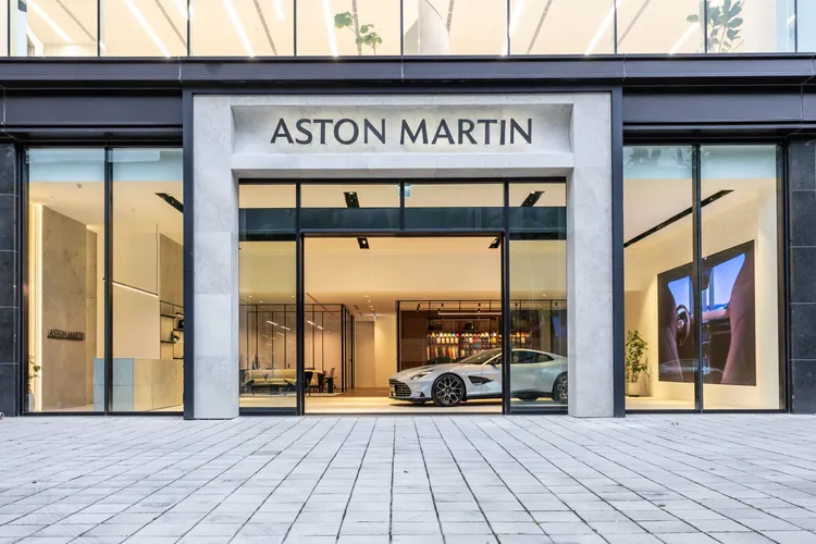 Aston Martin Taichung是品牌於大中華區首座採用最新世代識別設計的展示空間，融合現代建築美學與典雅大器風格，設計概念與Aston Martin Gaydon總部、全球旗艦展間Q New York一脈相承。業者提供