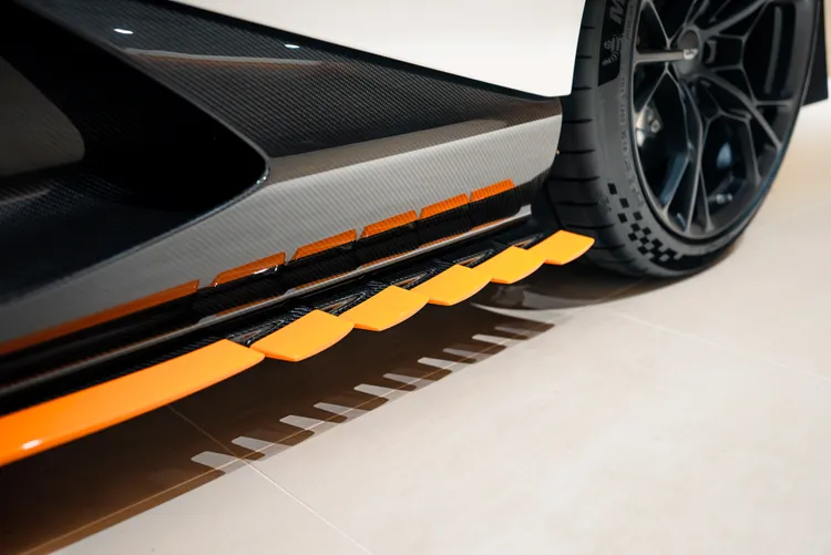 Valhalla的空氣力學設計承襲F1賽車理念，採用整合式主動空氣力學系統，結合可動的前、後擾流器與底盤氣流管理，確保抓地力、車身平衡與穩定性。業者提供