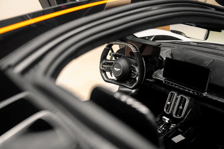 Valhalla座艙營造讓駕駛者與乘客沉浸其中的Hypercar體驗，其中最重要的特徵是猶如F1賽車般低位臀部到腳跟的坐姿，以及輕量化一體式碳纖維座椅，提供強大支撐與包覆性。業者提供