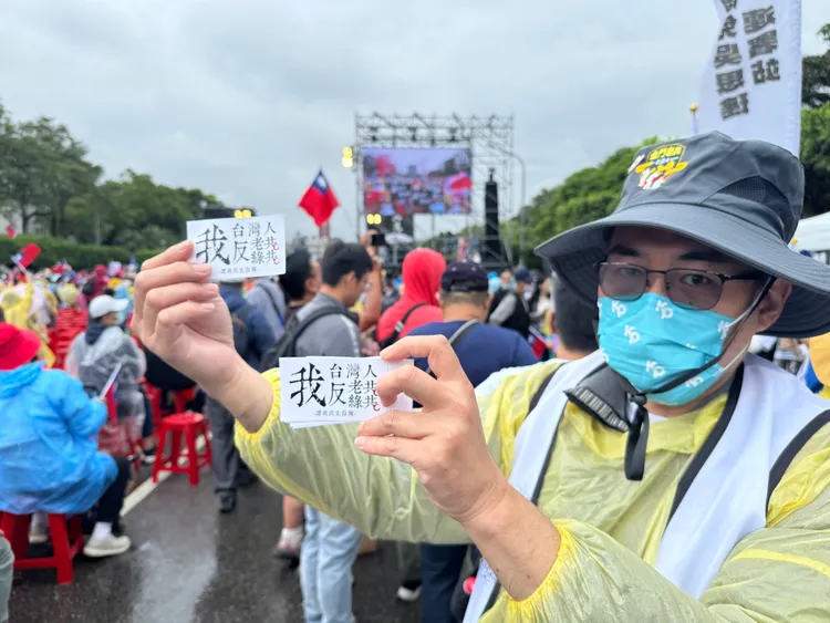 國民黨在4/26舉辦凱道遊行，活動下午3時開始，現場支持者高舉國旗揮舞，也有民眾手持標語。彭欣偉攝影
