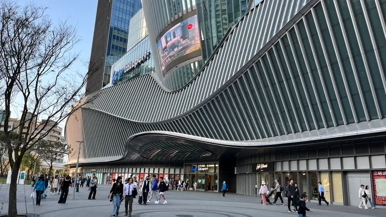 南港LaLaport將從目前65%營運規模逐步提升，預計年底才會全面開幕 。攝影中心