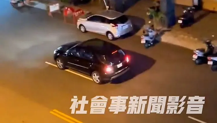 王男在馬路上瘋狂倒車。翻攝「社會事新聞影音」