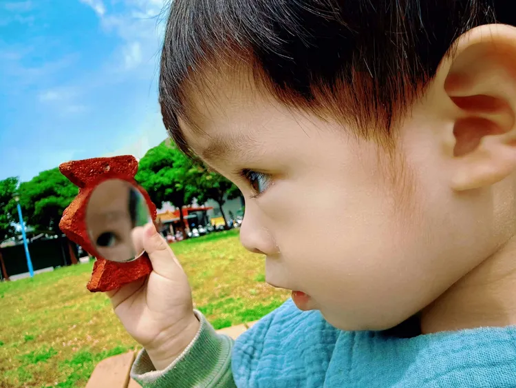 十三行館內特別推出「鏡然是紙」DIY活動，運用回收紙張捏製專屬的人面陶罐手拿鏡。館方提供