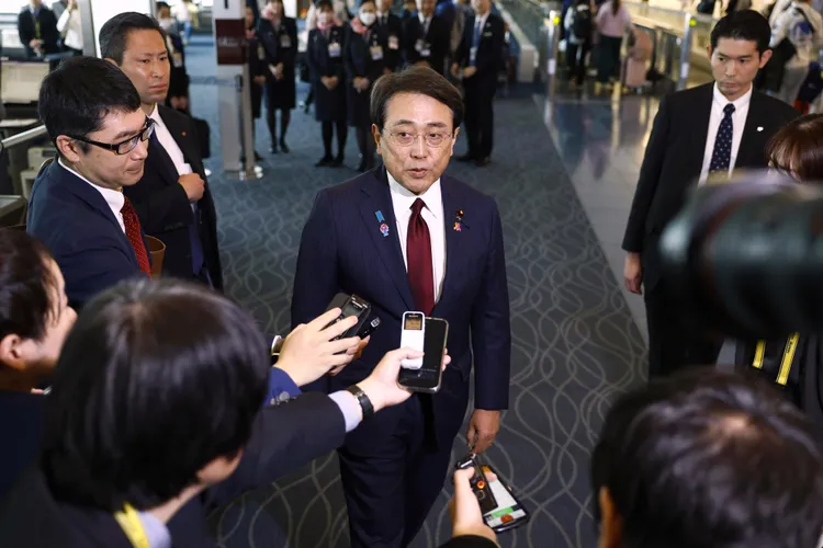 赤澤亮正是日本談判代表，出發赴美前在羽田機場受訪。美聯社