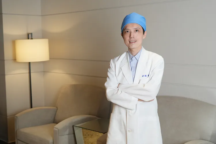 專業醫師羅舜駿分享飛去韓國施作鳳凰電波背後的隱形成本和風險。彭欣偉攝