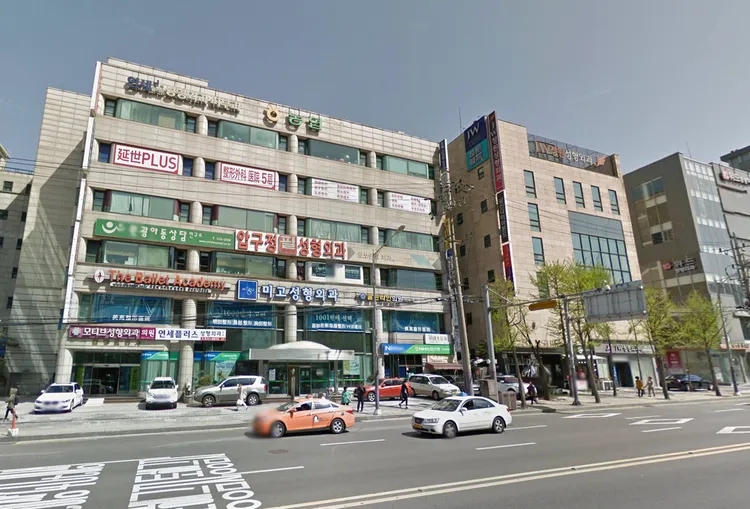 韓國江南區地鐵狎鷗亭站和新沙洞站周遭，被稱作是「醫美街」。翻攝Google Map