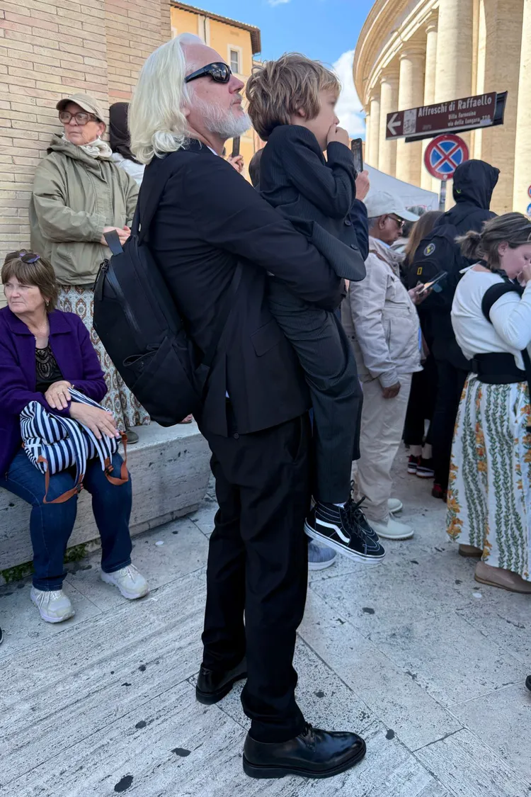 亞桑傑抱著兒子參加教宗葬禮。美聯社