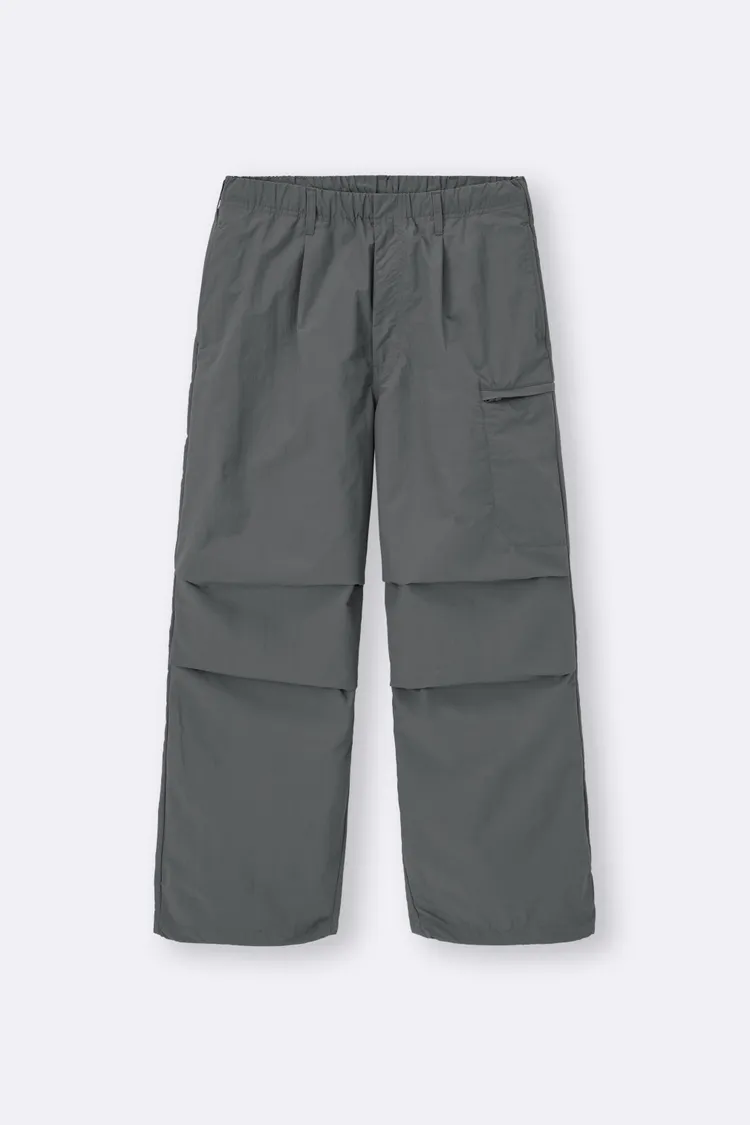 GU尼龍拉鍊降落傘褲，優惠價790元。品牌提供