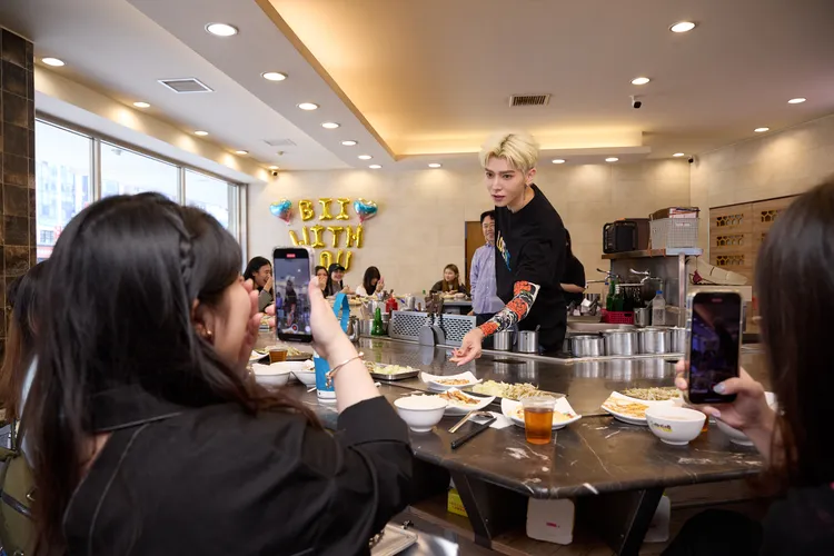 畢書盡一直想當鐵板燒師傅，慶功宴一圓廚師夢。圖／索尼音樂提供