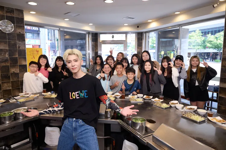 畢書盡在鐵板燒舉辦秘密派對，親自下廚感謝粉絲。圖／索尼音樂提供