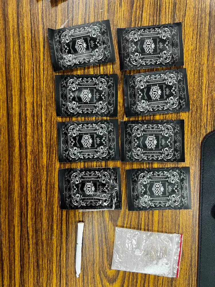 林女包包內藏有毒咖啡包、K煙與K他命夾鏈袋。翻攝畫面