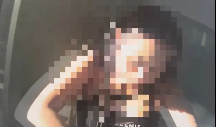 林女擔心抽K菸被查獲，連忙將菸蒂踩在腳下，連內褲都外露。翻攝畫面