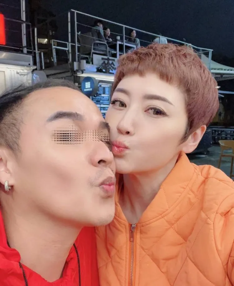 劉曉憶（右）和男友高調放閃。翻攝自劉曉憶IG