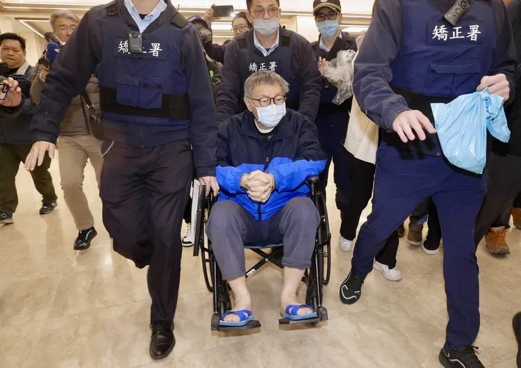 柯文哲輸尿管結石，今坐輪椅到台北醫院進行手術。莊宗達攝