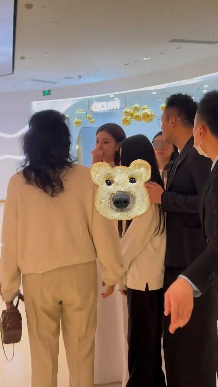 汪小菲與子女、馬筱梅、張蘭現身北京國貿。翻攝Tang唐小紅書