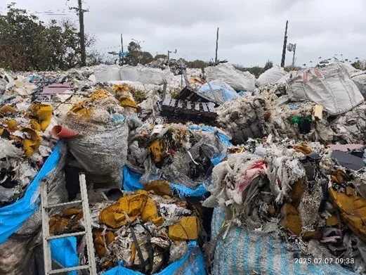 新屋廠長時間貯存廢塑膠混合物，物種複合堆置雜亂，屬非法棄置廢棄物行為。保七提供