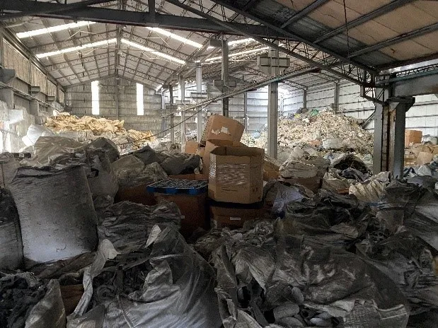 新屋廠長時間貯存廢塑膠混合物，物種複合堆置雜亂，屬非法棄置廢棄物行為。保七提供