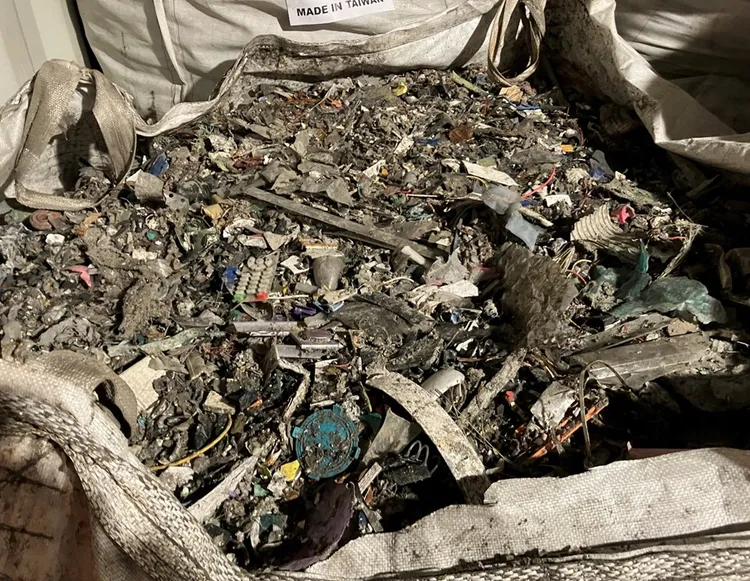 該公司報關出口散裝廢塑膠混合物。保七提供