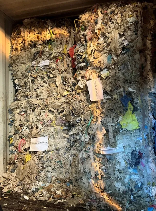 該公司報關出口打包成磚廢塑膠混合物。保七提供