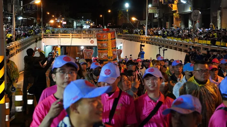台中大甲鎮瀾宮媽祖5日在彰化市遶境，在優勢警力保護下，大甲媽祖鑾轎6日凌晨零時55分穿越民生路地下道。中央社