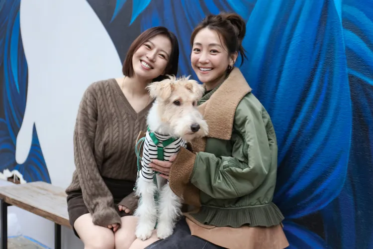 劉品言（左）與謝欣穎是相識多年的好朋友，中為謝欣穎愛犬Cooper。鏡電視提供
