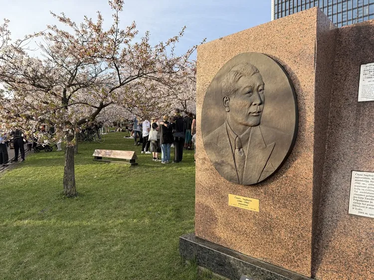 杉原千畝在立陶宛擔任日本領事時，曾簽發過境簽證拯救許多猶太人，立陶宛設立杉原千畝櫻花公園以紀念他的人道精神。圖為公園入口處的紀念碑。 中央社