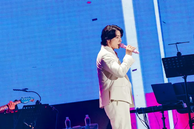 東海換上白馬王子裝，台語霸氣告白「我尬哩共，哩系哇欸（我跟你說，你是我的）」。網銀國際影視提供