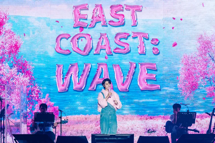 東海化身鄰家男孩，穿著粉紅色帽T搭配吊帶褲亮相。網銀國際影視提供