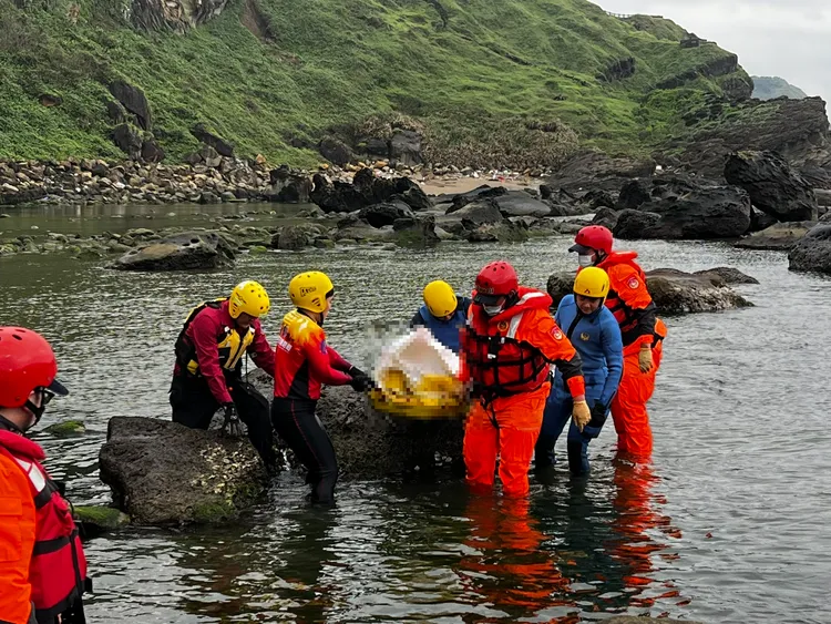 警消趕抵後發現屍體已死亡多時，且身上還長出蛆蟲。翻攝照片
