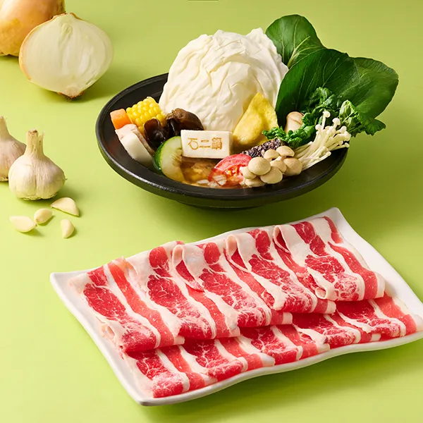 活動期間到石二鍋內用消費愛呷肉套餐，憑券免費升級大菜盤。王品集團提供