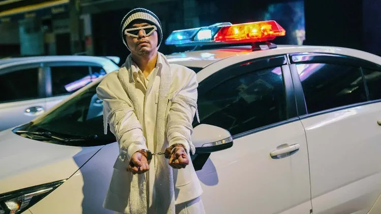 黃明志分享過去被逮捕險入獄的經驗談，提醒內褲要挑舊的穿。圖／亞洲通文創提供