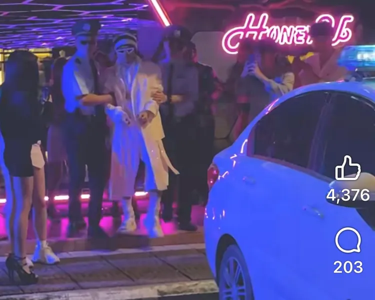 黃明志宣傳出奇招，自導自演被警方上銬逮捕。圖／翻攝IG