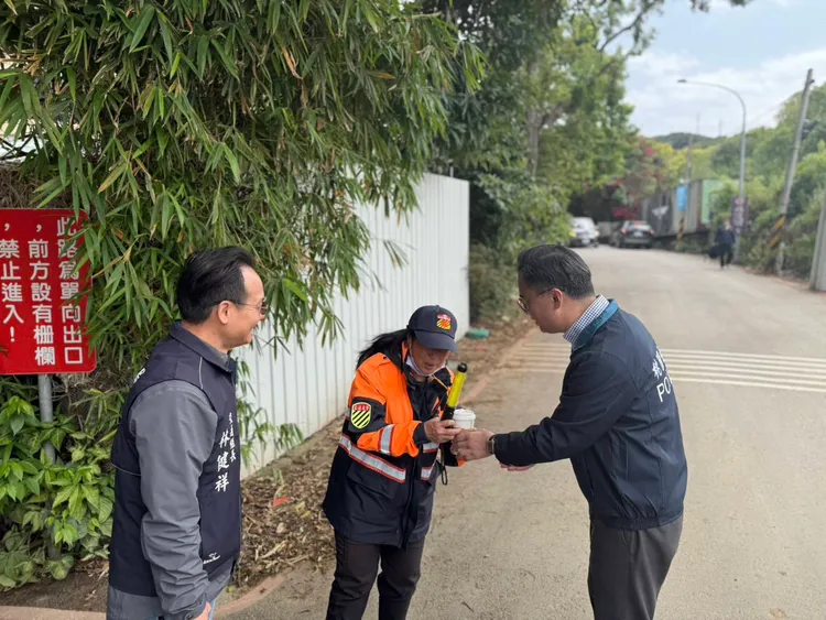 桃園警分局長王智民慰勞值勤義交。桃園警分局提供