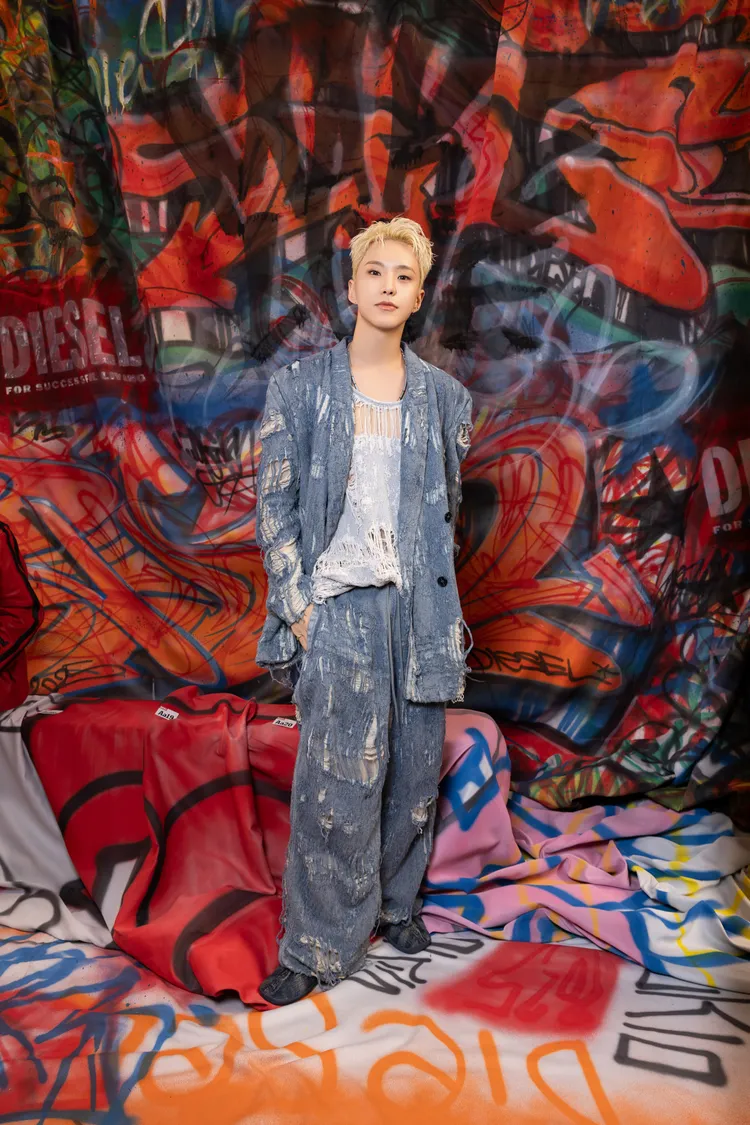 品牌代言人Hoshi在米蘭時裝周上也穿著破壞感單寧外套。品牌提供