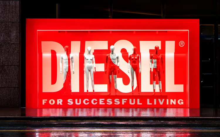 Diesel裝置藝術藉由5個人體模特兒展現出錯視效果。品牌提供