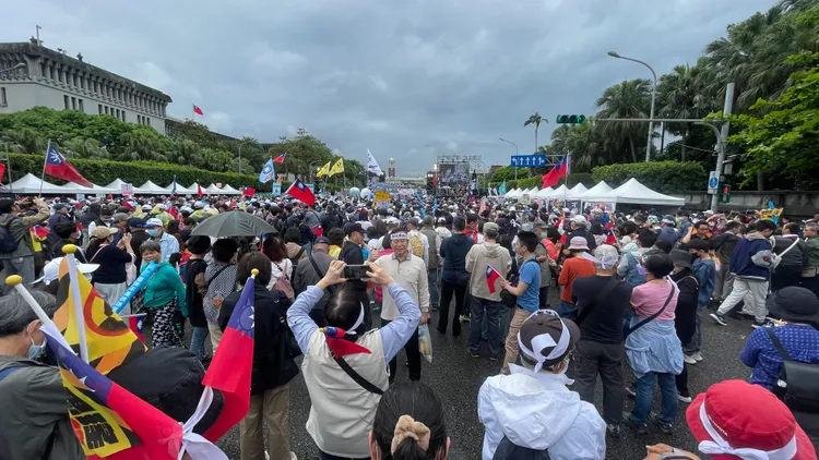 國民黨在4/26舉辦凱道遊行，活動下午3時開始，約下午2時30分許，現場已湧入數千支持者。彭欣偉攝影